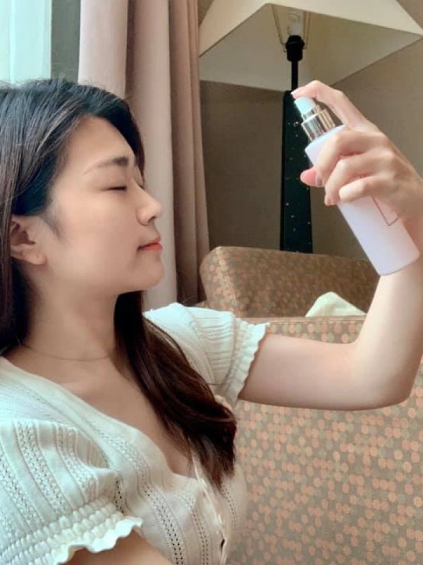 使用者分享:【Vanessa.樊】保養丨妝前噴一下補水控油,妝後噴一下定妝保濕