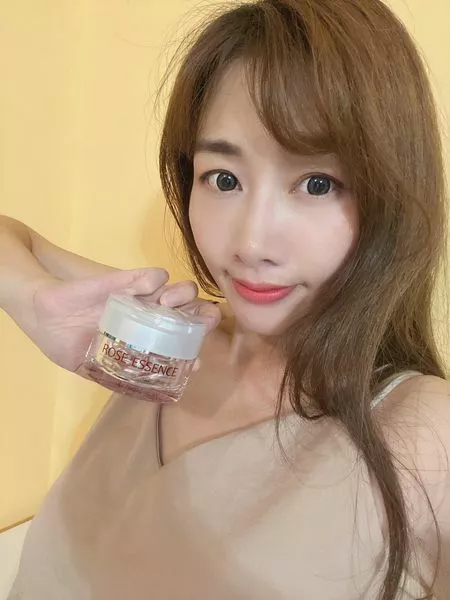 使用者分享:【鍾小姐。SharonChung】保養丨最近愛上の就是「#玫瑰瞬效活膚膠囊 」能給肌膚最穩定の保養,還能幫助肌膚加強屏障 ,讓肌膚提高光澤唷