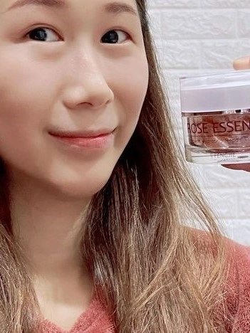 使用者分享:【紫波比】保養丨精華取自植物萃取,質地很輕透,吸收很快很好推!比較厲害的是 #英國玫瑰果 ,這個成分含有 Omega3、6,適時的補充對肌膚非常好喔!