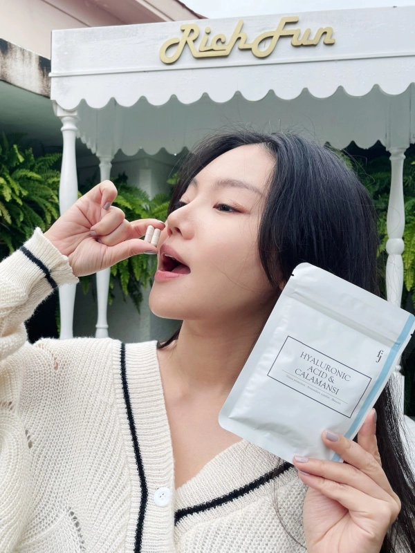 使用者分享:【Laura Sweet 甜美好生活:)】保健丨想要一直保持水水潤潤 ? 「直接補充玻尿酸」真的很重要! 推薦給大家平價的FJ豐傑生醫「玻尿酸+卡曼橘」