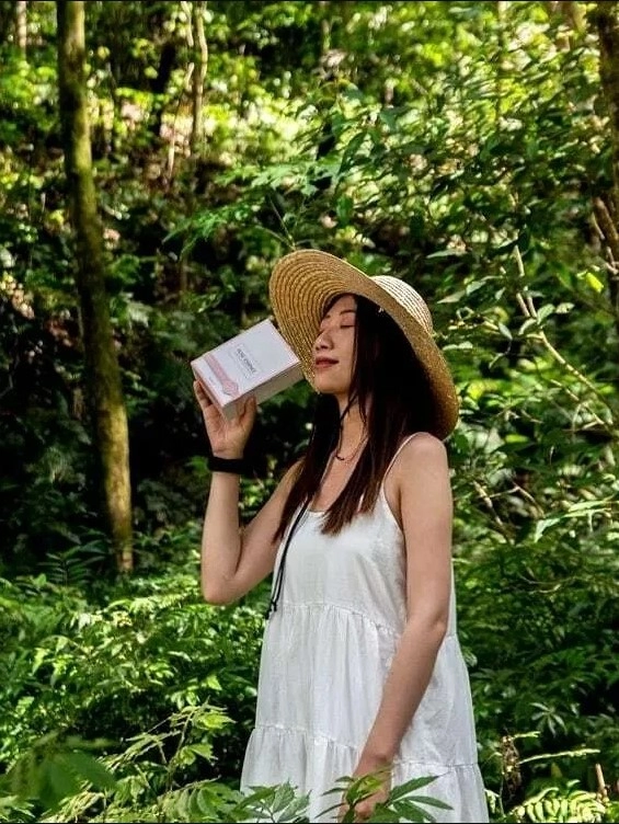 使用者分享:【 little.giant.traveler】保養丨日本進口的水光羽絲絨面膜,可以隨著臉部大小做拉伸調整,厚度只有0.1mm,覆蓋臉部整體非常服貼,讓人感覺吸收度更好了