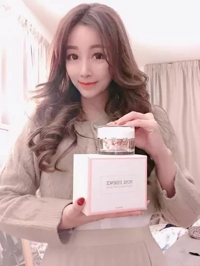 使用者分享:【貓小姐的花藝氣球】保養丨少女心大噴發!整個是很美的粉玫瑰色,連瓶蓋上都有玫瑰的樣子,打開後更是讓我尖叫