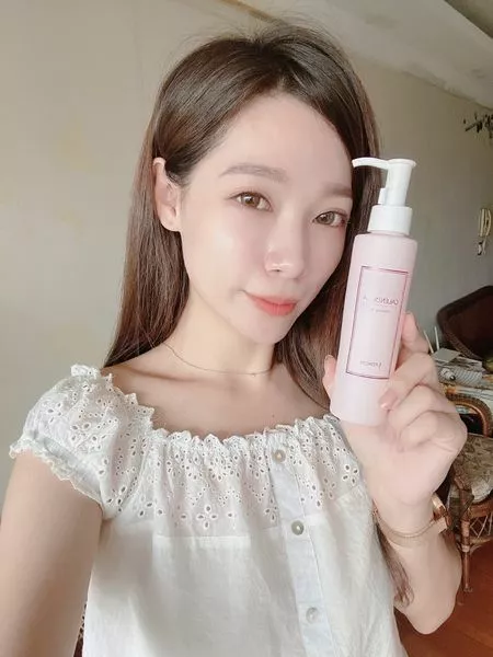使用者分享:【Mikayla 依靜】洗卸丨會接觸這個洗卸產品 主要是被同事燒到, 因為同事的粉刺真的洗到都不見了!
