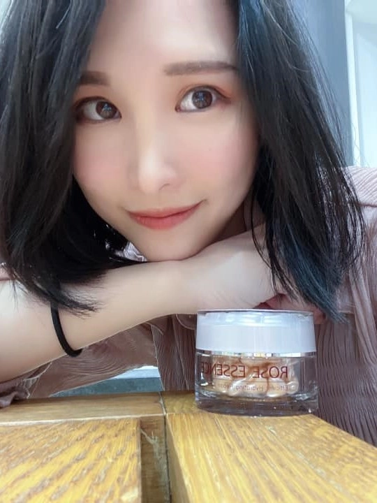 使用者分享:【Elsa Chen】保養丨在化妝水之後只需要使用這一小顆全面性保養品、取代精華液&乳霜