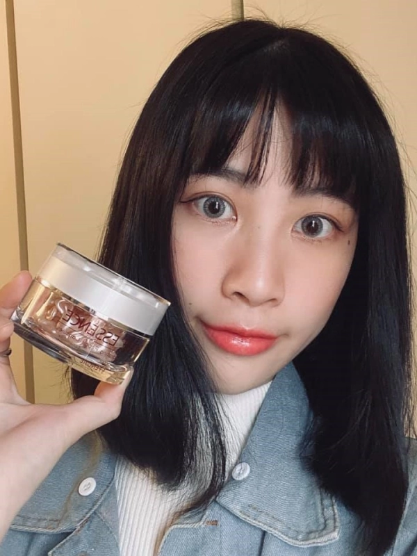 使用者分享:【七嘎-戚家嘉 Janet】保養丨馬上吸收 完全不會有粘膩感 還散發淡淡的玫瑰香 超級適合我這種懶惰ㄉ人類